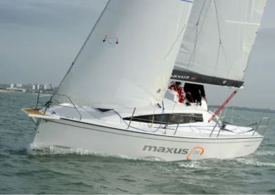 Maxus 26 pod pełnymi żaglami