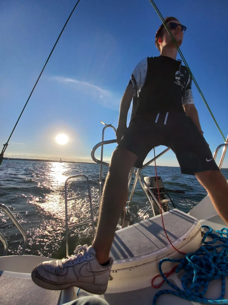 Sternik na tle zachodzącego słońca